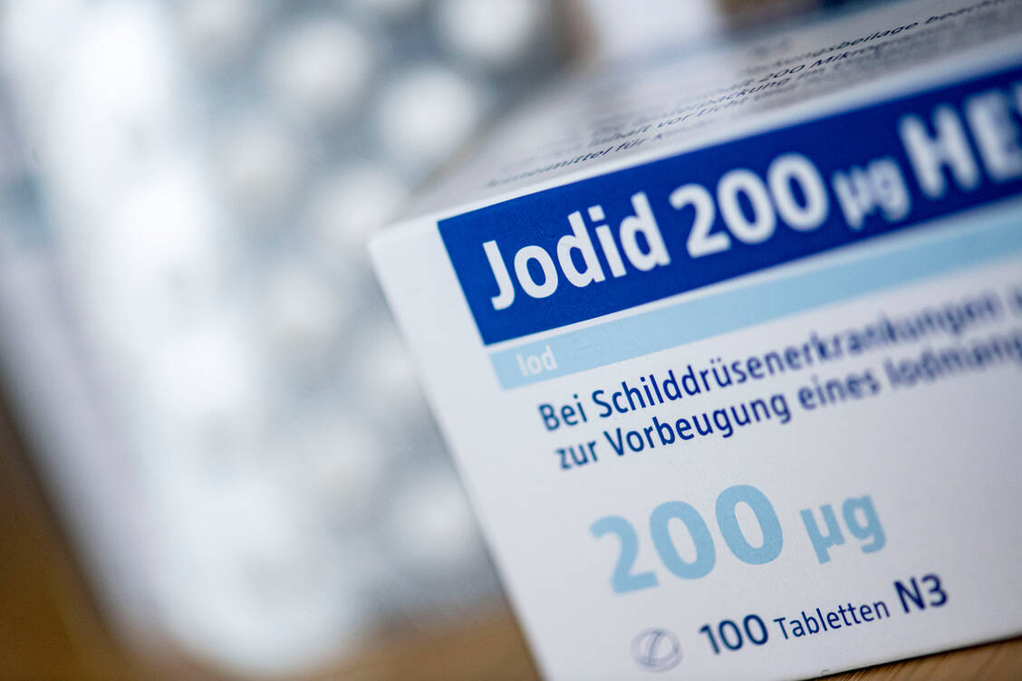 Die Nachfrage nach Jodid-Präparaten ist gestiegen – gleichzeitig warnen die Behörden vor einer anlasslosen und eigenständigen Selbstmedikation damit. / Foto: picture alliance/dpa