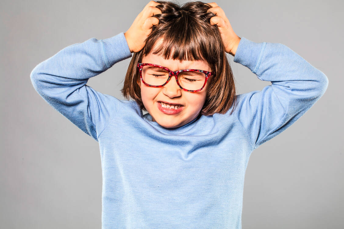 Mädchen stecken sich etwas häufiger mit Kopfläusen an als Jungen, womöglich weil sie häufiger und länger die Köpfe zusammenstecken.  / Foto: Adobe Stock/STUDIO GRAND OUEST