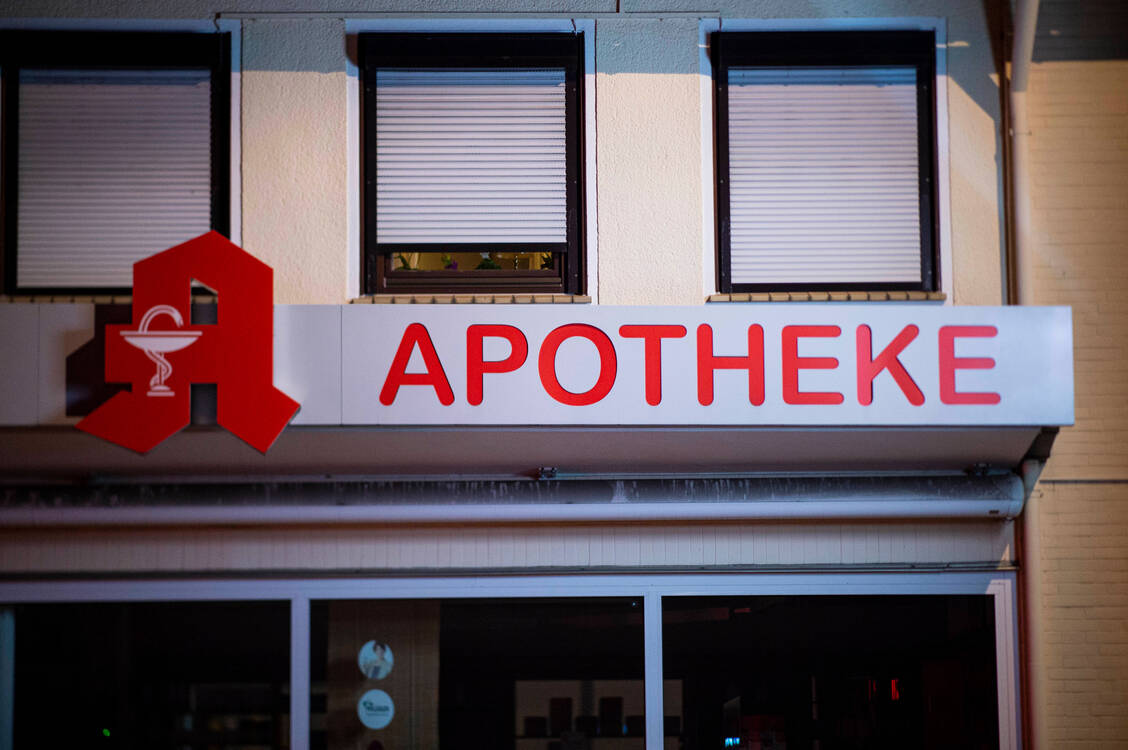 Die Apotheken in der Kammerregion Nordrhein wollen am morgigen Mittwoch mit einer Licht-aus-Aktion gegen die Honorarkürzungen der Bundesregierung protestieren. / Foto: imago images/Kirchner-Media