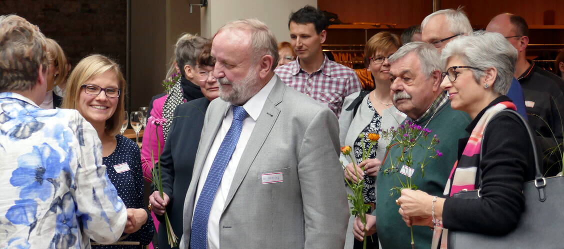 Alle Mitglieder der Kammerversammlung dankten Magdalene Linz (links) persönlich für ihr jahrzehntelanges berufspolitisches Engagement. / Foto: PZ/Christiane Berg