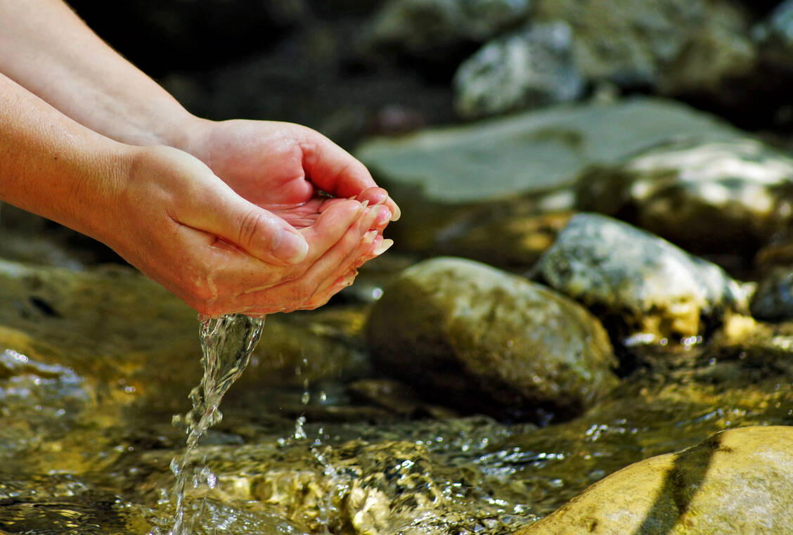 Oberflächengewässer sind häufig mit Medikamentenrückständen belastet. Ein neues Filtersystem zur Anwendung in Klärwerken soll helfen, das Trinkwasser besser zu reinigen. / Foto: Shutterstock/Siegi