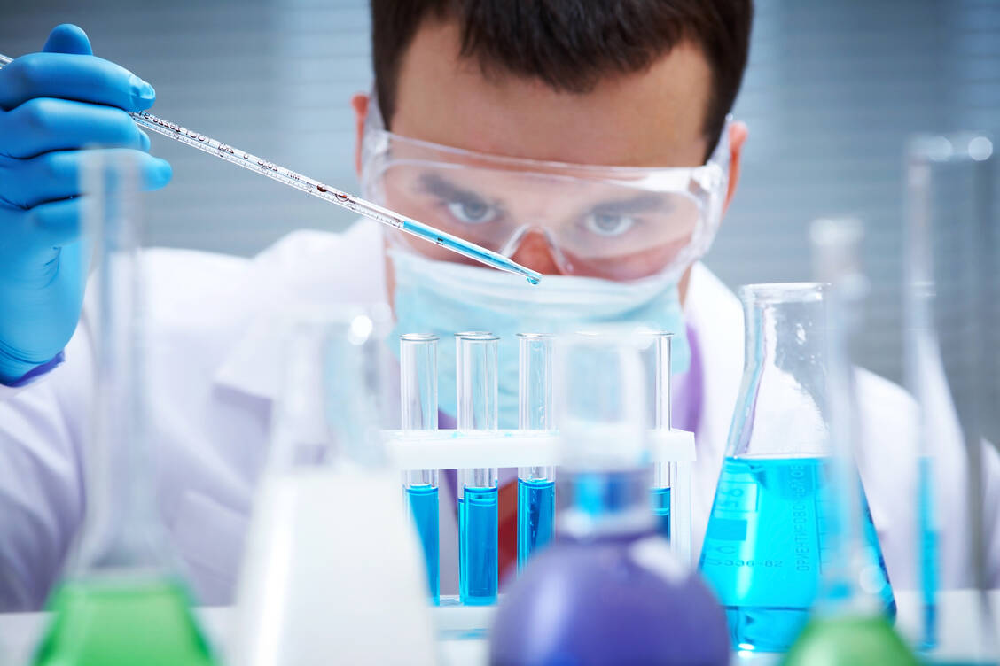 In den nächsten fünf Jahren könnte Deutschland als Pharmastandort deutlich an Relevanz verlieren. Zu diesem Ergebnis kommt eine aktuelle vfa-Studie. Pharmazeutische Unternehmen evaluieren demnach die Rahmenbedingungen kritischer als je zuvor, um ihre Ressourcen zu optimieren. / Foto: Adobe Stock/yanlev