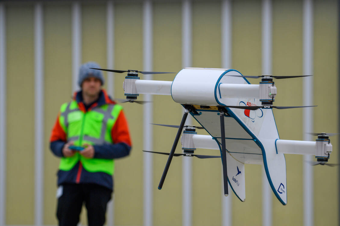 Halten die Medikamenten-Drohnen auch der Witterung stand? Die Ergebnisse der Testflüge in Dessau sind für eine Machbarkeitsstudie gedacht. / Foto: picture alliance/dpa