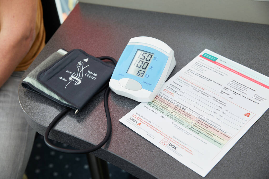Anhand eines standardisierten Informationsbogens bekommt der Patient ein schriftliches Feedback, wie es um seinen Blutdruck steht und was zu tun ist. / Foto: ABDA