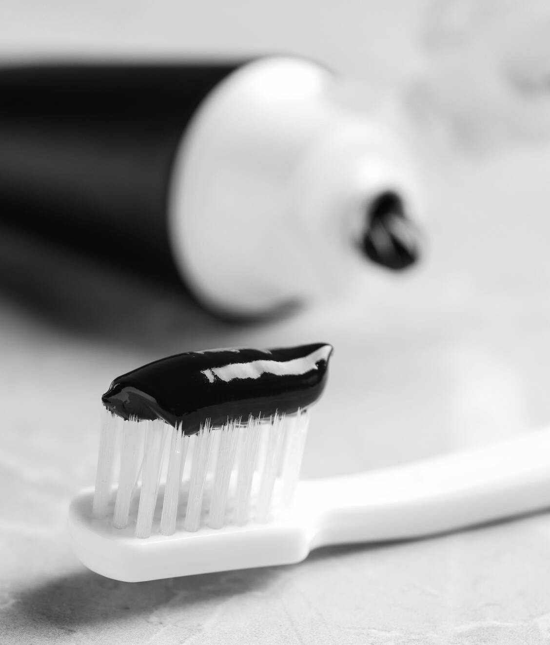 Schwarze Zahnpasta ist ein Hingucker. Ob die Zähne davon profitieren, ist allerdings fraglich. / Foto: Getty Images/Liudmila Chernetska