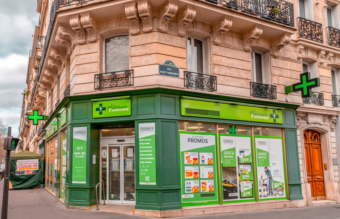 Ein Abstecher in die Apotheke vor Ort gehört für viele amerikanische Touristen zu jedem Trip nach Frankreich. / Foto: Adobe Stock/EnginKorkmaz