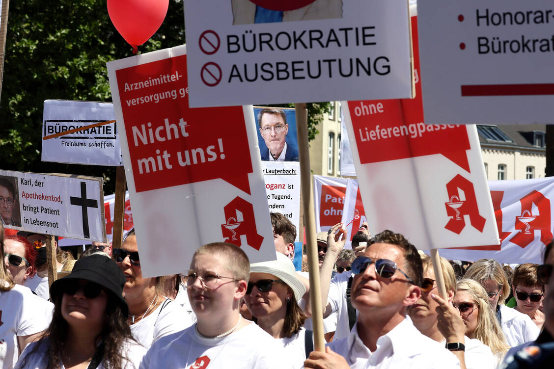 Vorbild bundesweiter Apotheken-Protest am 14. Juni: Enttäuscht über die mangelnde politische Unterstützung der Vor-Ort-Apotheken, wollen viele Apothekerinnen und Apotheker auch im Oktober wieder auf die auf die Straße gehen.  / Foto: AVNR/Alois Müller