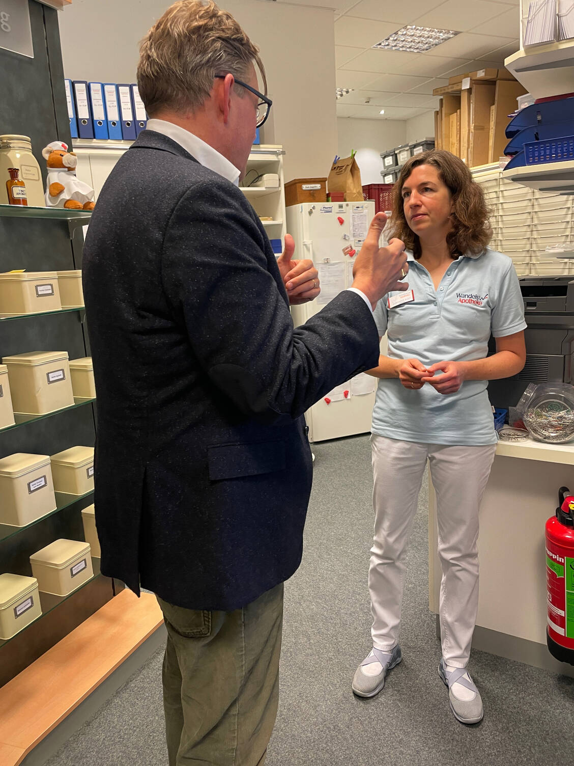 Die Delegierte Stephanie Rust hatte den Landtagsabgeordneten Konstantin von Notz in Wandels Apotheke in Krummesse zu Besuch. / Foto: Wandels Apotheke