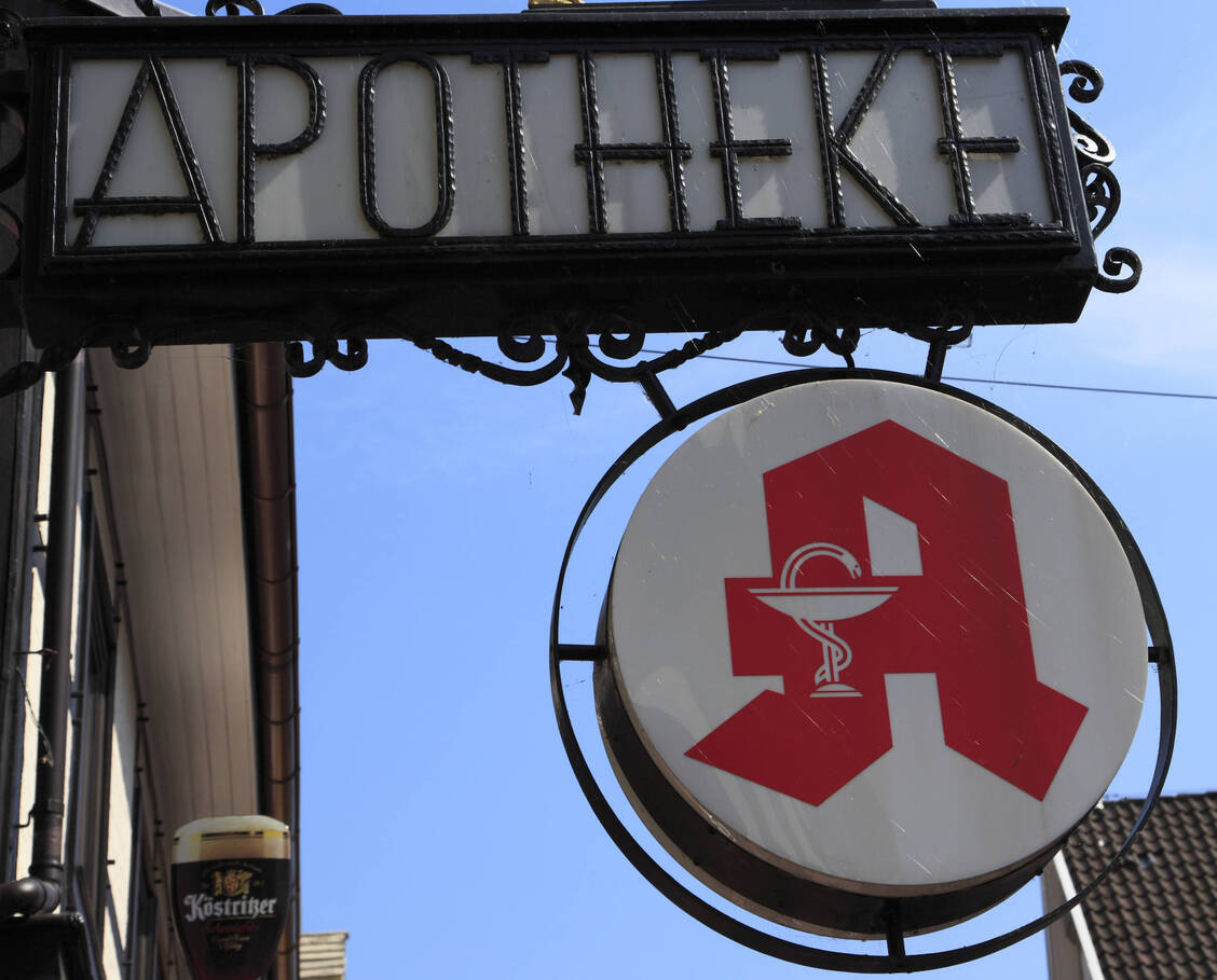 Ein Apothekenschild will wohlüberlegt angebracht sein: In einigen Gemeinden fällt dafür eine Luftsteuer an. Das ist eine Gebühr, die die Nutzung des öffentlichen Raums reguliert. / Foto: Imago/Werner Otto