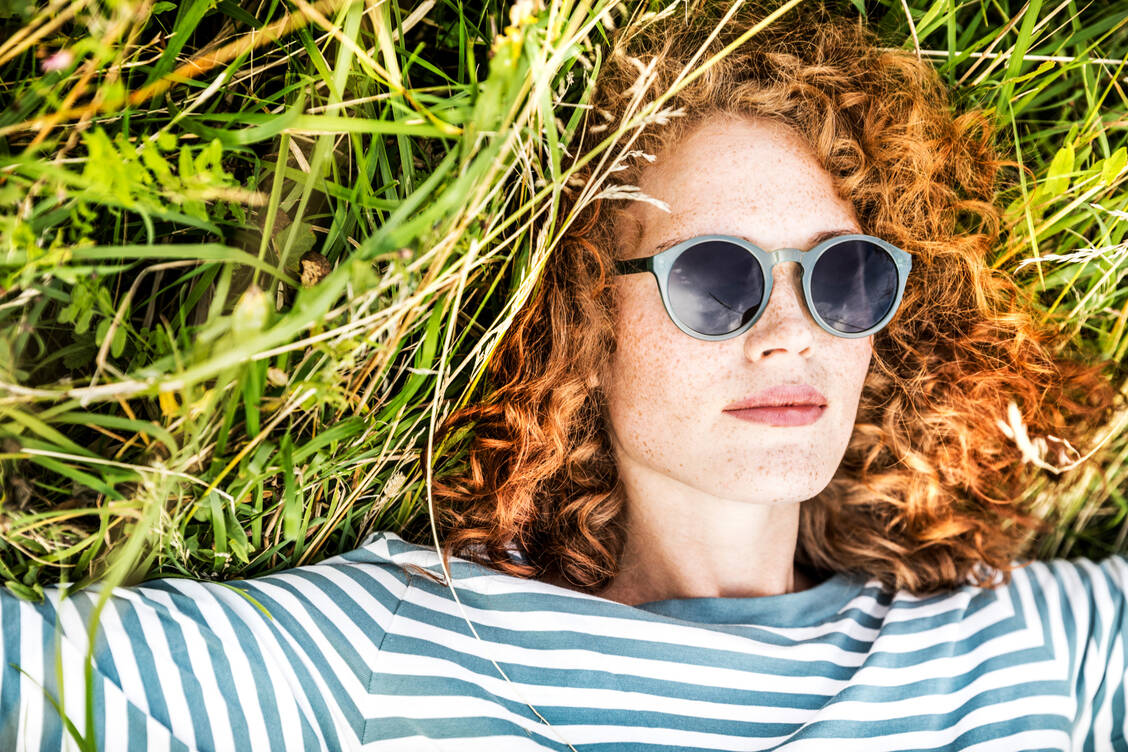 Um die Augen optimal vor der Sonne zu schützen, sollten die Brillengläser mindestens bis zu den Augenbrauen gehen, rät das Kuratorium Gutes Sehen. / Foto: Getty Images/Westend61