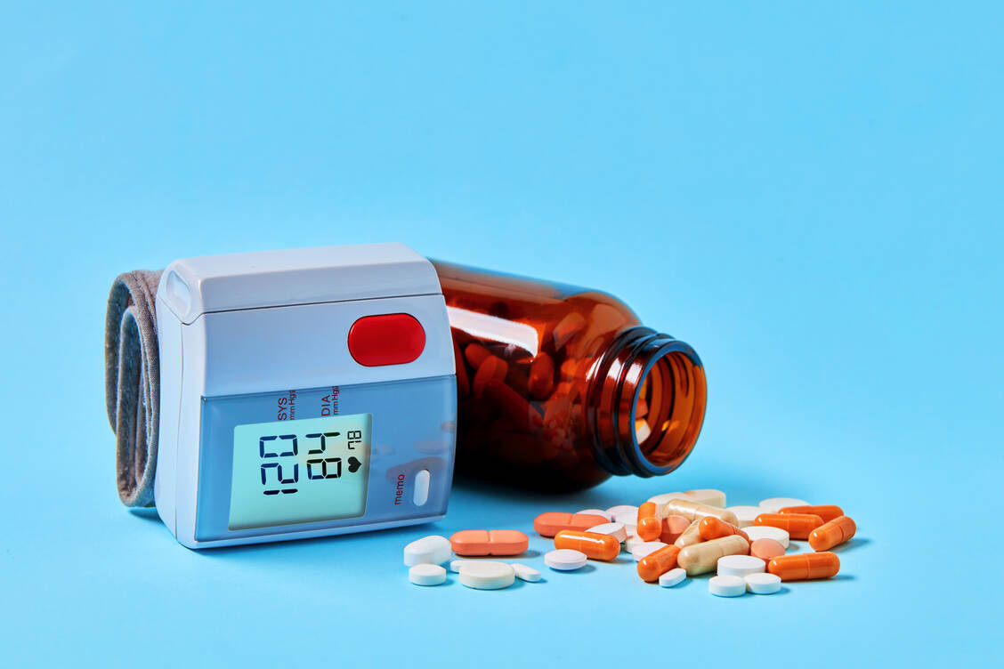 Tabletten nehmen, obwohl man keine Beschwerden hat – da ist bekanntermaßen die Therapietreue nicht besonders hoch. Gleiches gilt, wenn die Tablettenlast sehr hoch ist. / Foto: Getty Images/Cagkan Sayin