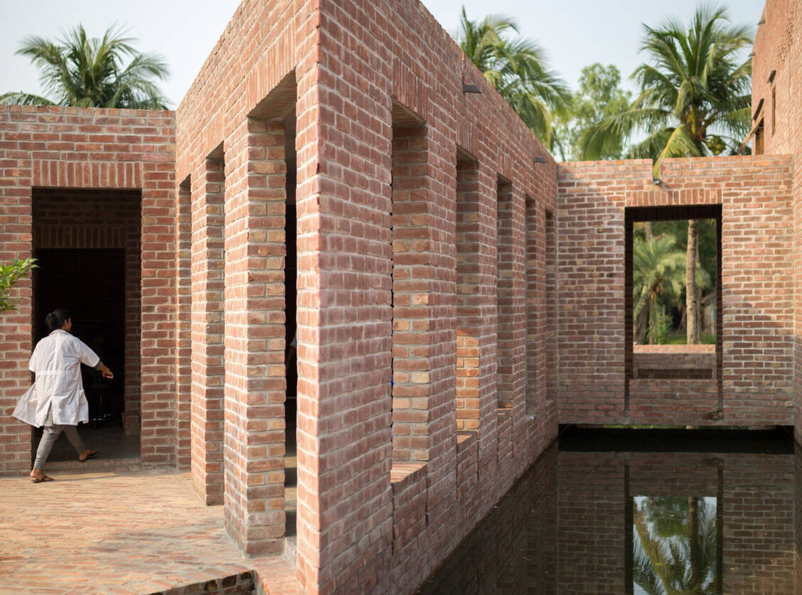 Das Friendship Hospital Satkhira in Bangladesch ist inspiriert von einer bengalischen Flusslandschaft. Das Wasser trennt den stationären vom ambulanten Bereich. Innenhöfe sorgen für eine natürliche Belüftung. / © Architekturmuseum der TU/Asif Salman