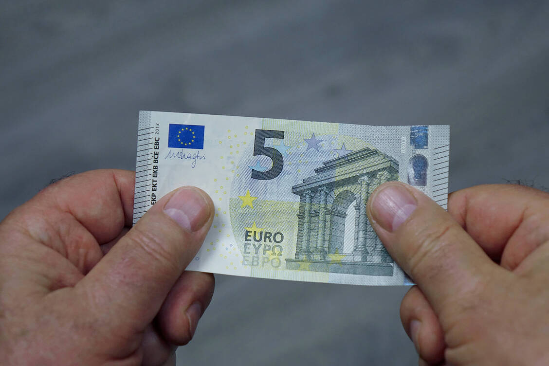 Vor Kurzem zahlte ein Apothekenkunde für ein Kinderarzneimittel fünf Euro Zuzahlung, die aber nicht fällig war. Daher schickte die Apotheke ihm den Betrag nun per Post zurück. / © IMAGO/Steinach