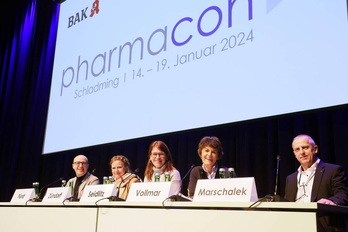 Den Pharmacon zeichnet ein enger Austausch zwischen Teilnehmenden und Referierenden aus, nicht nur in großen Fragerunden, sondern auch in den Pausen in der Speaker’ Corner. / Foto: PZ/Alois Müller