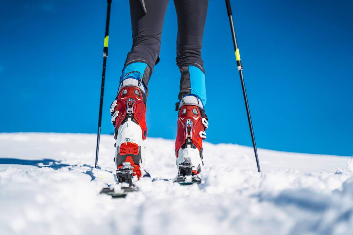 Auf der Skipiste selbst werden sich die wenigsten Wintersportler mit dem neuen Coronavirus angesteckt haben, vermutlich aber in Skiliften und Lokalen. / Foto: imago images / Westend61