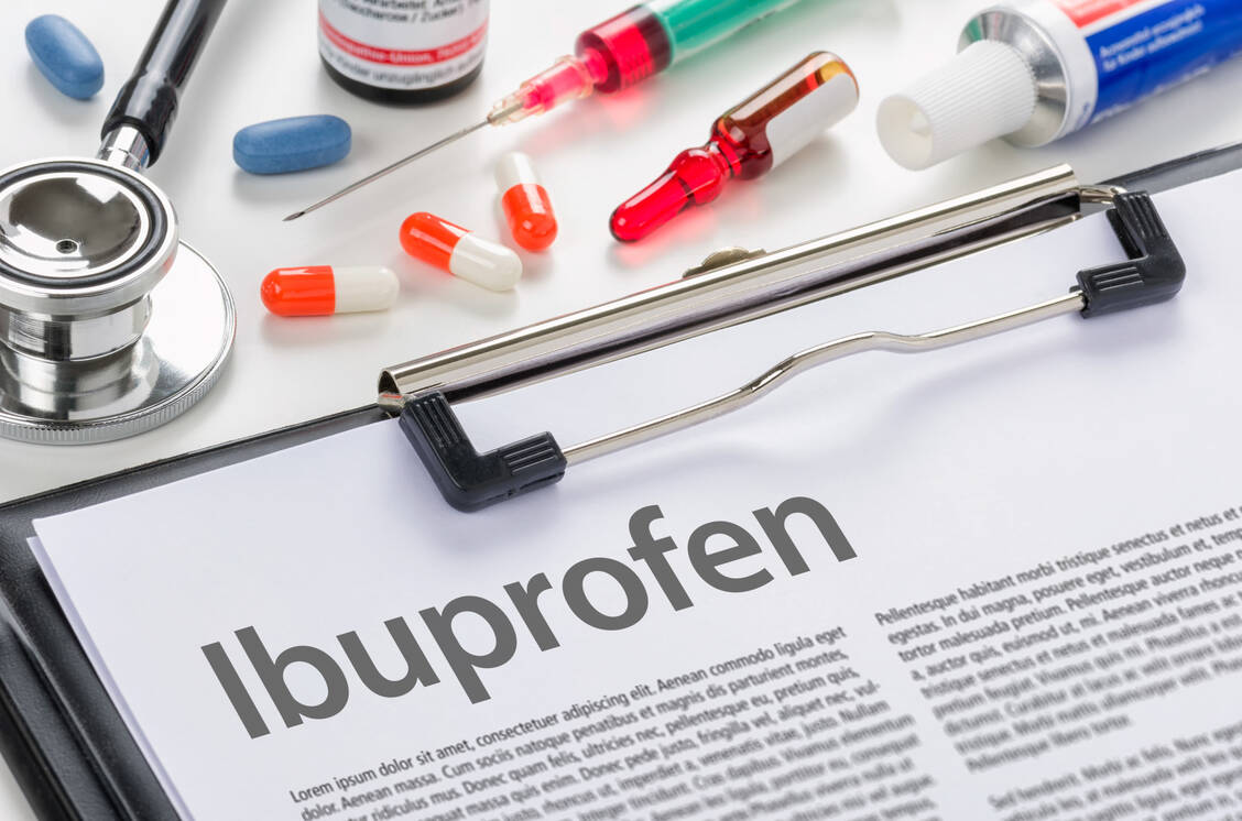 Schon seit Längerem werden Entzündungshemmer wie Ibuprofen gelegentlich mit einem geringen Risiko für Stoffwechselerkrankungen wie Typ-2-Diabetes in Verbindung gebracht. Möglicherweise wurde dabei eine andere Wirkkomponente als die antiinflammatorischen Effekte bislang weitgehend übersehen. / © Adobe Stock/Zerbor