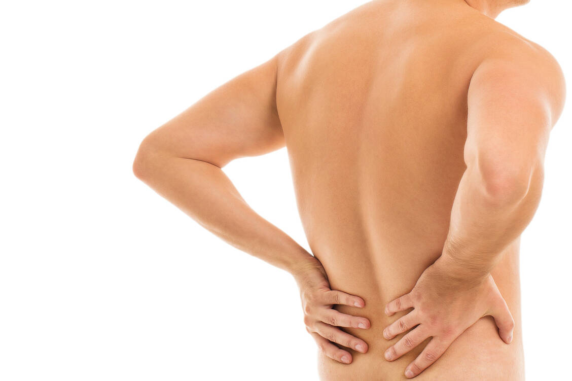Ständige Rückenschmerzen können eine entzündliche Erkrankung der Wirbelsäule anzeigen. Bei diesen Spondyloarthritiden werden neben NSAR auch Biologika eingesetzt.  / Foto: Fotolia/YekoPhotoStudio