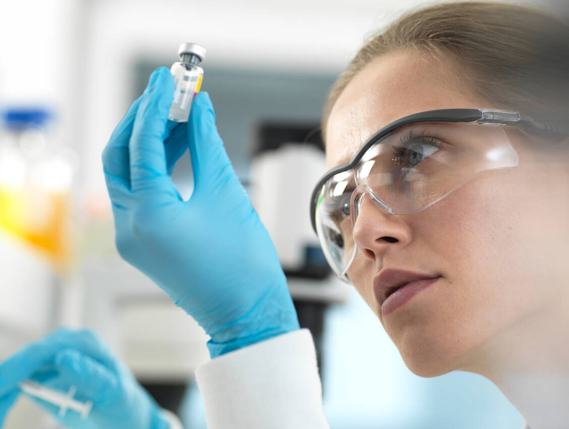 Von der präklinischen Forschung bis zu großen Phase-III-Studien am Menschen ging es bei den Corona-Impfstoffen ganz schnell. Nun muss sich noch zeigen, ob die Kandidaten wirklich vor einer Infektion schützen. / Foto: Getty Images/Westend61