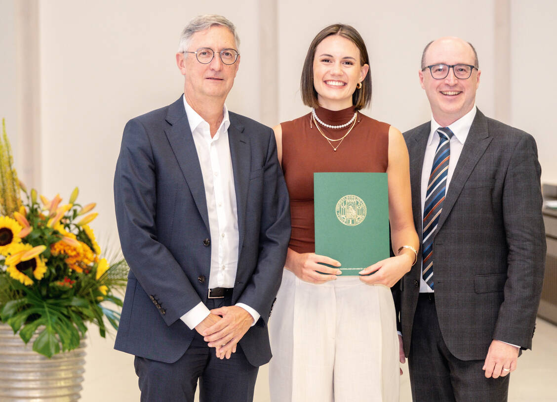 Der Daiichi-Sankyo-Masterpreis wird für den besten Masterabschluss in Pharmaceutical Science verliehen (von links): Dr. Thomas Profitlich, Nikola Chiara Ziegmann und Professor Dr. Robert Fürst / © Department für Pharmazie/Andreas Schebesta