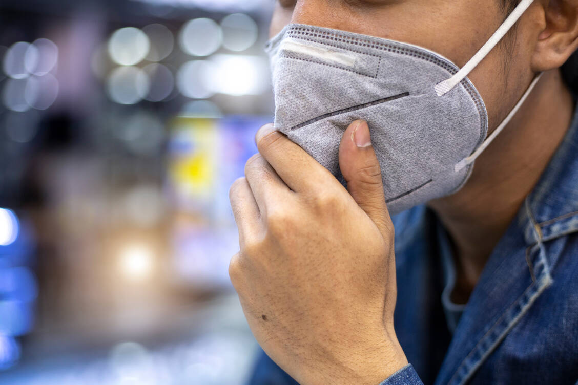 Wer ständig einen Mund-Nasen-Schutz tragen muss, der atmet oft nicht mehr wie gewohnt durch die Nase, sondern per Mundatmung. Das macht die Schleimhäute trocken.  / Foto: Getty Images/krisanapong detraphiphat