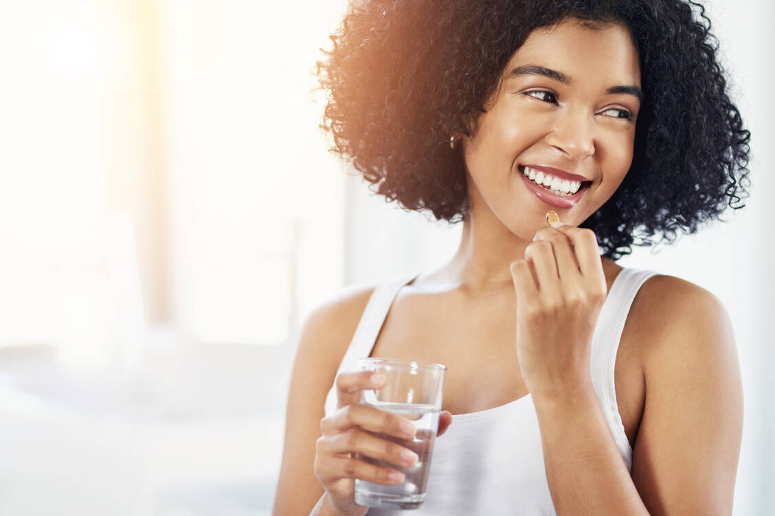 Wer Nahrungsergänzungsmittel einnimmt, scheint insgesamt zufriedener mit seinem Gesundheitzustand zu sein. Frauen greifen dabei häufiger zu Vitamin- und Mineralstoffpräparaten als Männer, so die Ergebnisse einer US-Studie. / Foto: Getty Images/LaylaBird