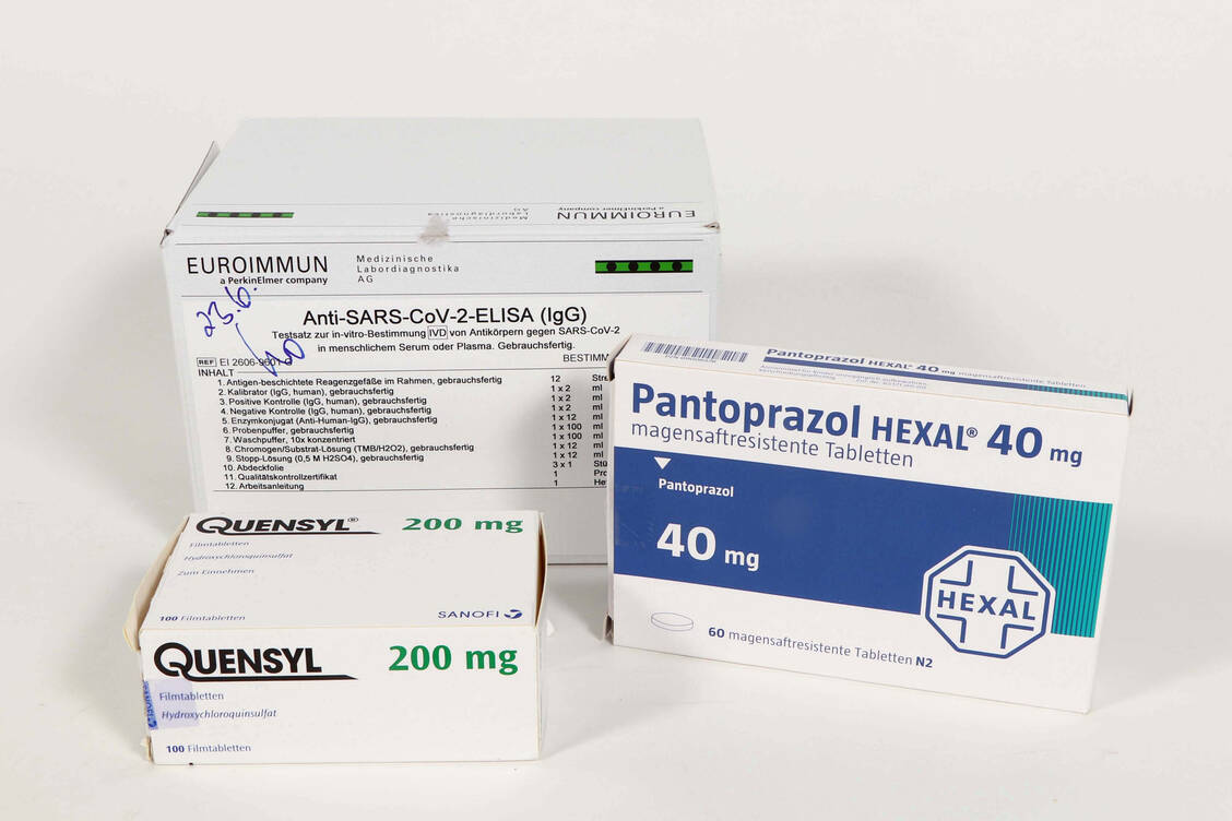 Neue Zeitzeugen im Sammelbestand des Deutschen Apotheken-Museums: Hydroxychloroquin und Pantoprazol aus einer klinischen Studie und ein SARS-Cov2-Antigentest im Einsatz gegen Covid-19. / Foto: Deutsches Apotheken-Museum