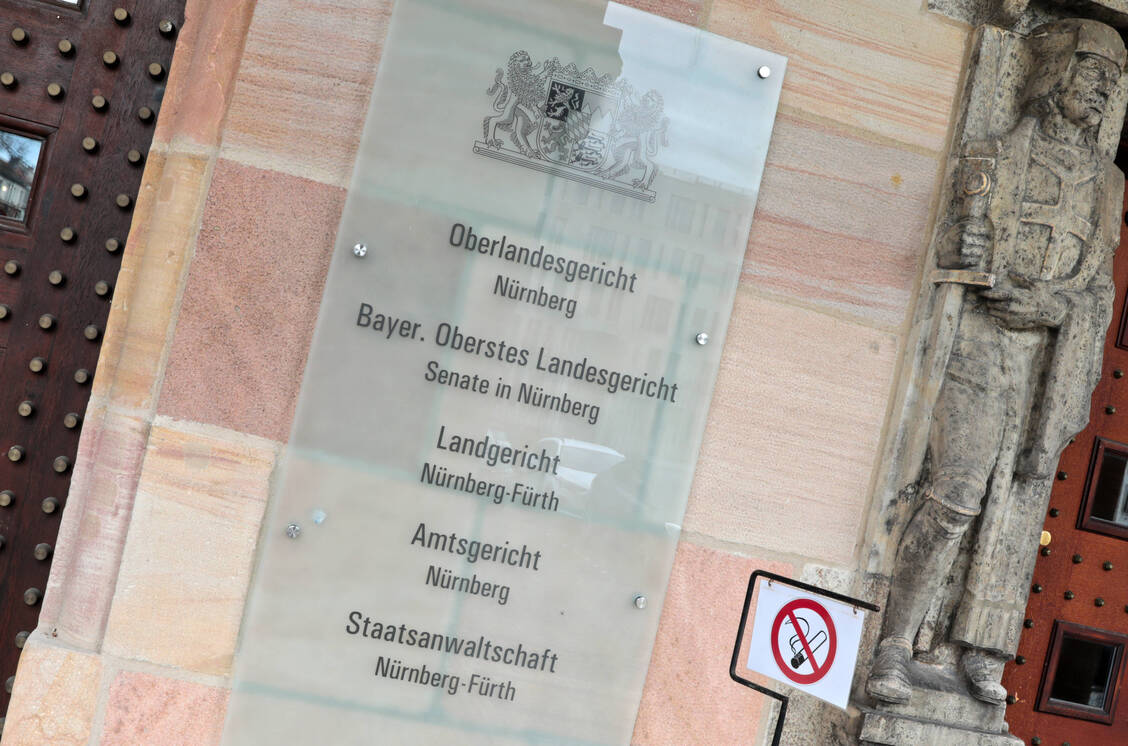 Das Landgericht Nürnberg-Fürth hat einen Apotheker aus München und einen Geschäftsführer eines Nürnberger Unternehmens verurteilt.  Über die Nürnberger Firma sollen schwer kranke Patienten mit hochpreisigen Medikamenten versorgt worden sein. Dabei soll die Apothekenpflicht umgangen worden sein. / © Imago Images/Björn Trotzki