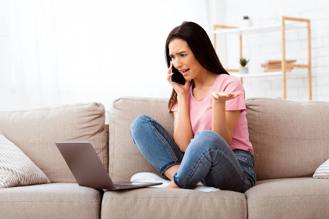 Patientinnen und Patienten müssen oft lange auf einen Termin beim Facharzt warten.  / © Imago/YAY Images