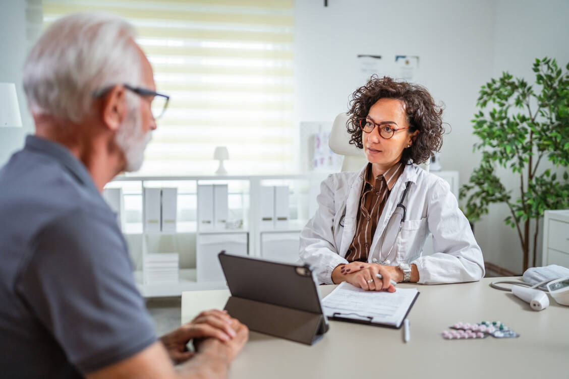 Die Anwendung eines PPI ist mitunter nur über wenige Wochen bis Monate nötig. Einmal angesetzt, werden diese Medikamente aber häufig nicht wieder abgesetzt. Patienten sollten ermuntert werden, mit ihrem Arzt darüber zu sprechen. / © Getty Images/Miljan Zivkovic