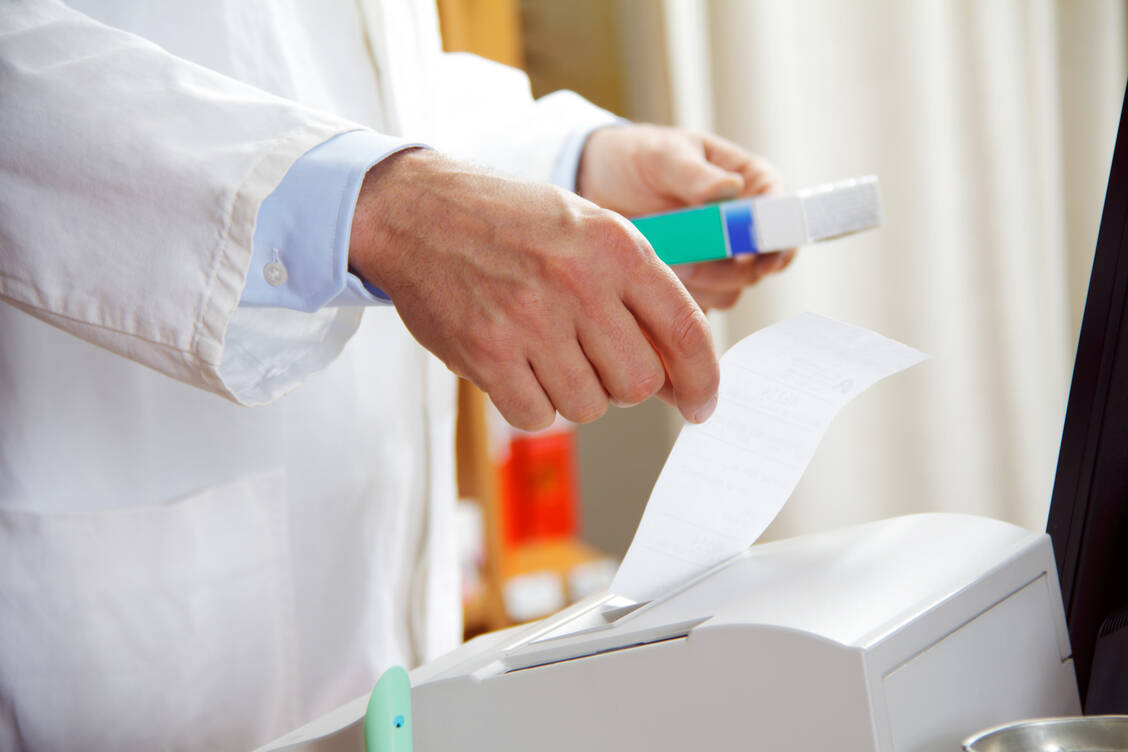 Das BMG hat geregelt, wie genau die Apotheken ihr Geld für die Abgabe jener Covid-19-Präparte erhalten sollen, die der Bund beschafft hat. / Foto: Adobe Stock/wildworx