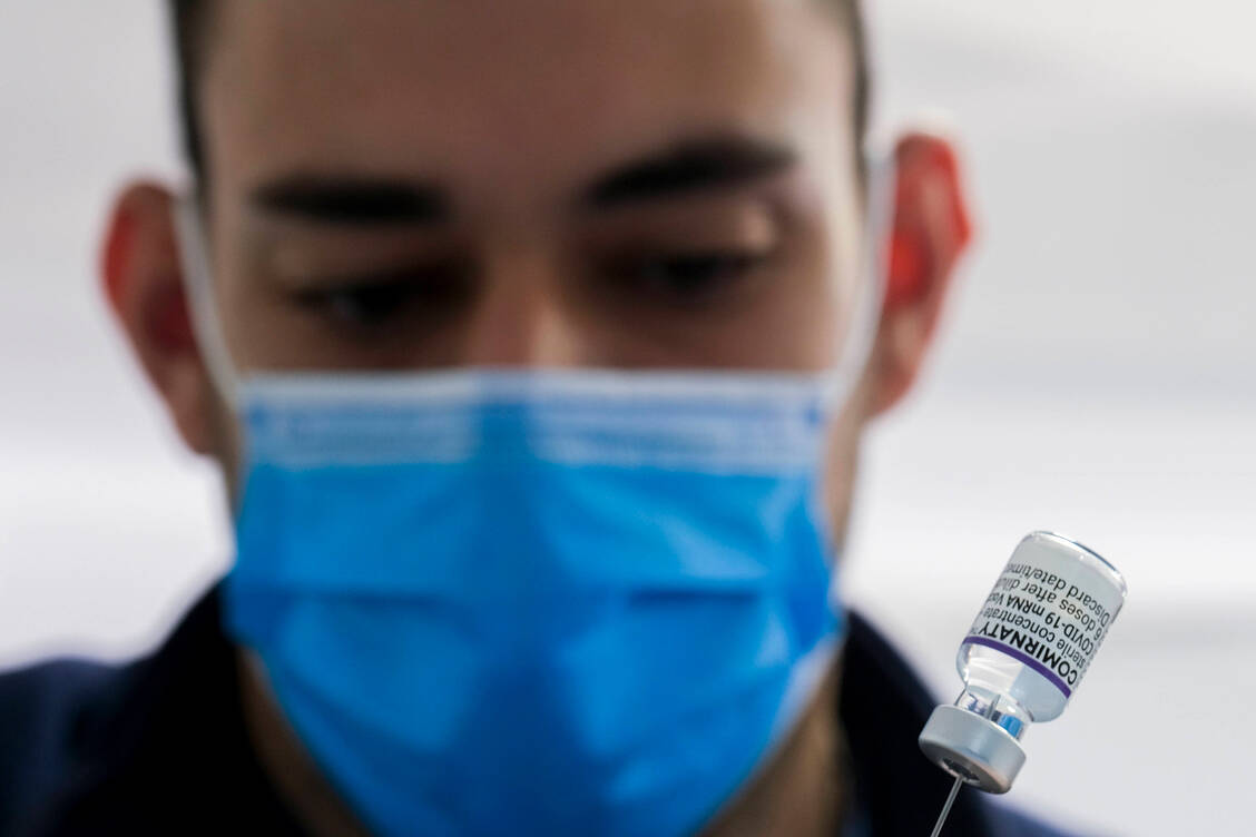 Künftig sollen auch Apothekerinnen und Apotheker an der Covid-19-Impfkampagne in Deutschland teilnehmen. Die Rahmenbedingungen hierfür werden gerade noch festgelegt. / Foto: Imago Images/Antonio Balasco