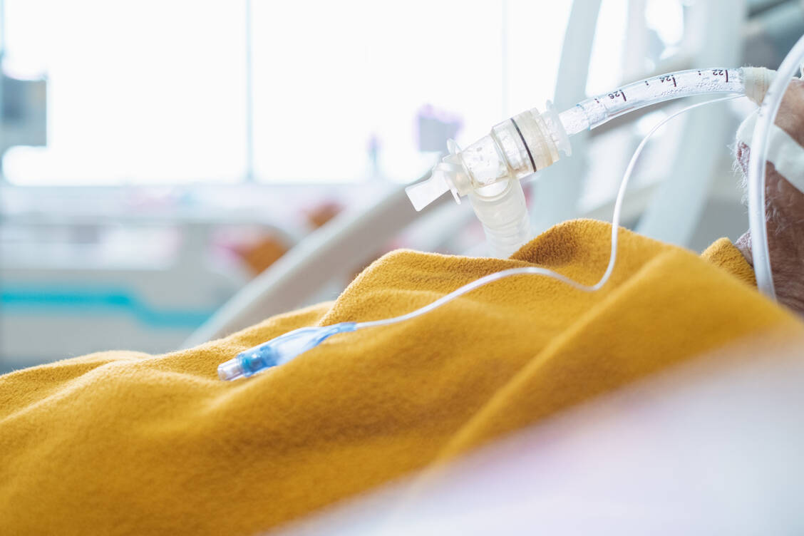 In einer britischen Beobachtungsstudie mussten Patienten mit einer Kombinationsinfektion mit  SARS-Cov-2 und Influenzaviren etwa doppelt so häufig beatmet werden wie Patienten, die eine Monoinfektion mit SARS-CoV-2 hatten.  / Foto: Getty Images/Jackyenjoyphotography
