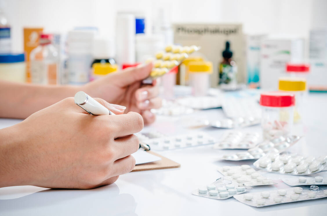 Der Virchowbund kritisiert die hohe Vergütung der pharmazeutischen Dienstleistungen in den Apotheken. Die Mitglieder fühlen sich vom Staat übergangen. / Foto: imago images/psphotography
