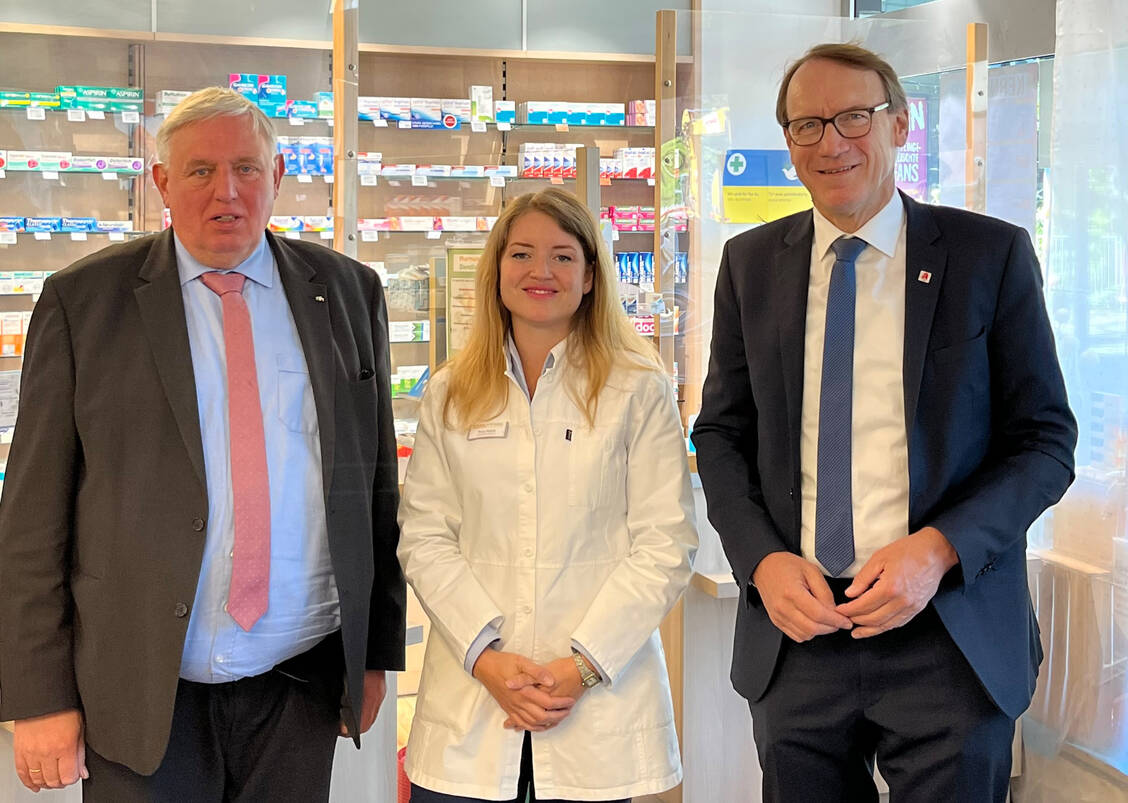 Beim Apothekenbesuch der Kern-Apotheke in Düsseldorf (v.l.n.r.): NRW-Gesundheitsminister Karl-Josef Laumann (CDU), Apothekeninhaberin Michelle Pohst, Thomas Preis, Vorsitzender des Apothekerverbands Nordrhein. / Foto: Apothekerverband Nordrhein