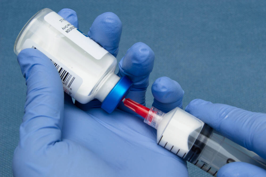 Propofol ist ein kurz wirkendes Anästhetikum mit schnellem Wirkungseintritt. Propofol-haltige Arzneimittel zur intravenösen Anwendung sind Öl-in-Wasser-Emulsionen ohne Konservierungsmittel, was das Wachstum von Mikroorganismen begünstigt. / Foto: Adobe Stock/Teresa Otto