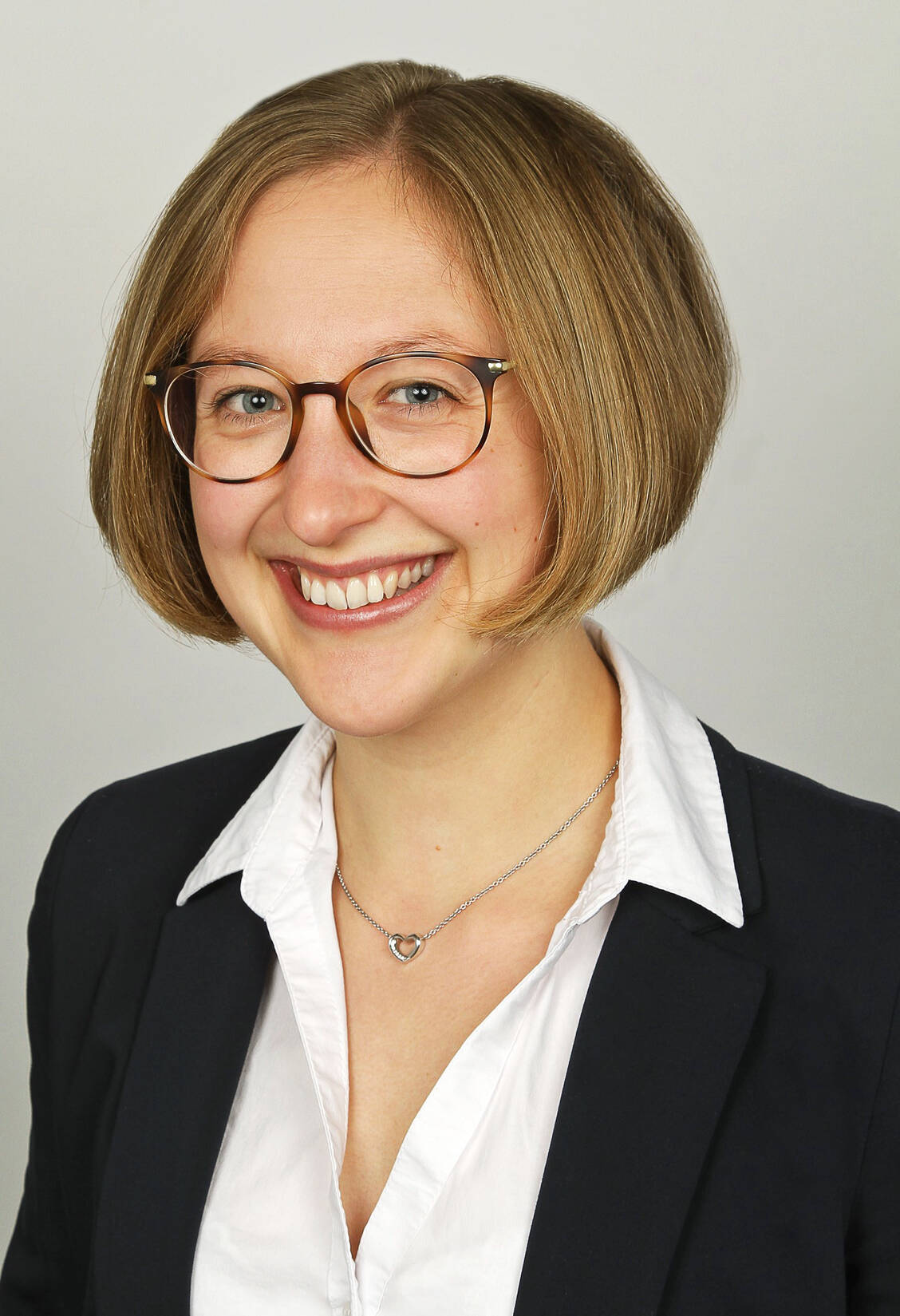 Die Apothekerin Dr. Juliana Schneider spricht in der aktuellen Folge »PZ Nachgefragt« über die Medikationsanalyse im häuslichen Umfeld. / Foto: Privat