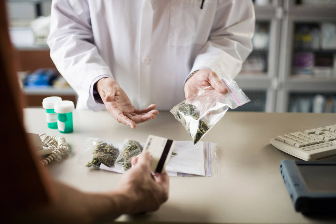 Christiane Neubaur vom Verband der Cannabis versorgenden Apotheken hält es für »unabdingbar«, dass Apotheken an den Modellprojekten zur Erprobung der kontrollierten Abgabe von Genusscannnabis teilnehmen können. / Foto: Getty Images/Jupiterimages