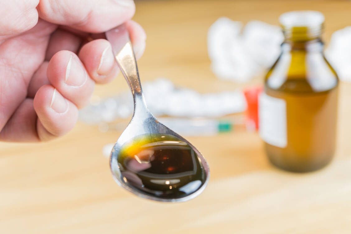 Ein viskoser Hustensirup oder -saft beruhigt gereizte Hustenrezeptoren.  / Foto: Adobe Stock/A. Kiro