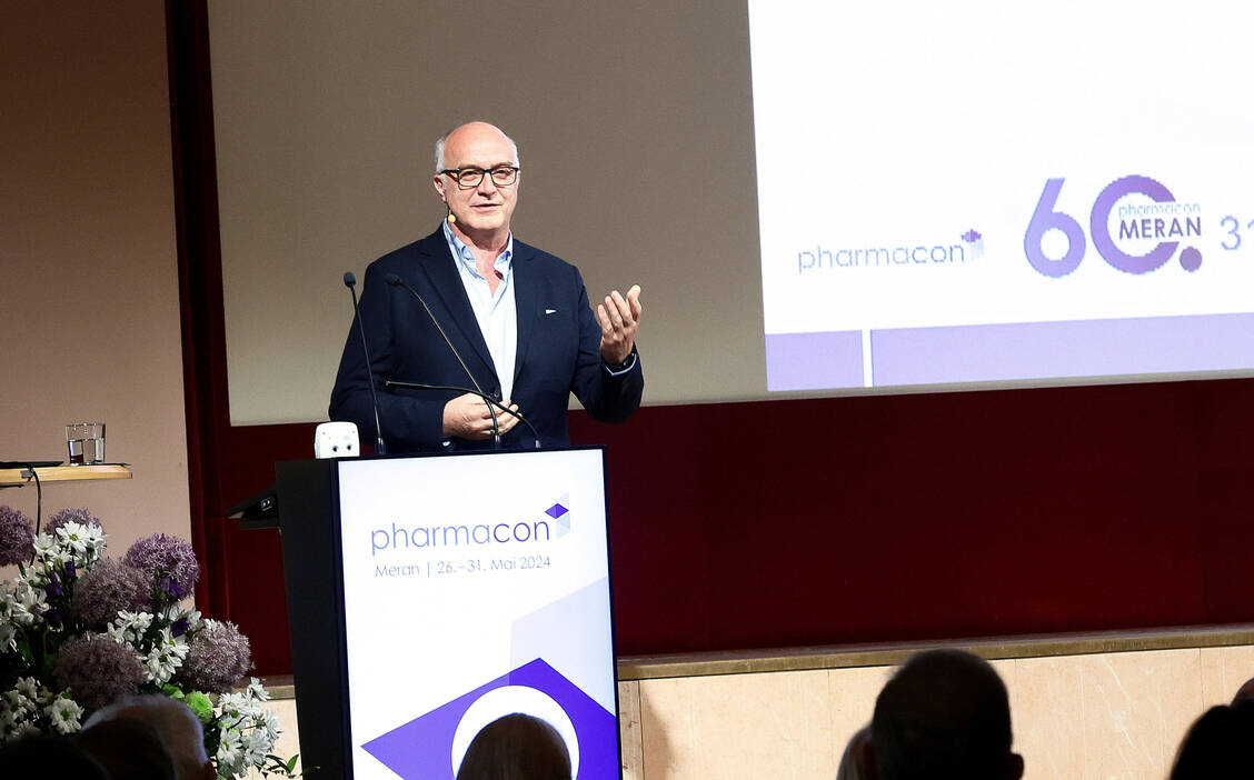 Die medikamentöse Therapie muss im Verlauf einer Parkinson-Erkrankung immer wieder angepasst werden, verdeutlichte Professor Dr. Holger Stark von der Heinrich-Heine-Universität Düsseldorf beim Pharmacon in Meran. / Foto: PZ/Alois Müller