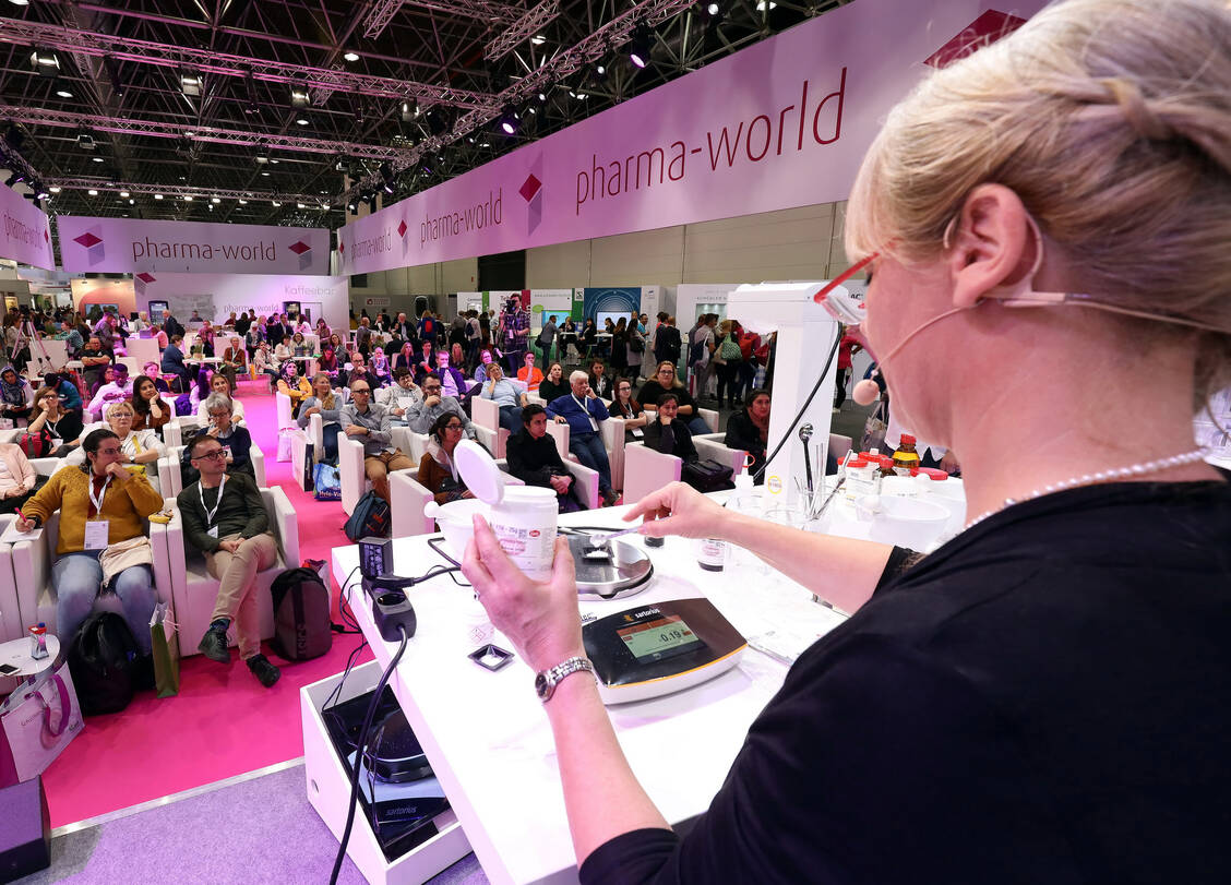 Iris Cutt und Dr. Jan Olgenmüller demonstrierten, wie ein perfektes Gel entsteht. / Foto: Alois Mueller
info@amfotos.com