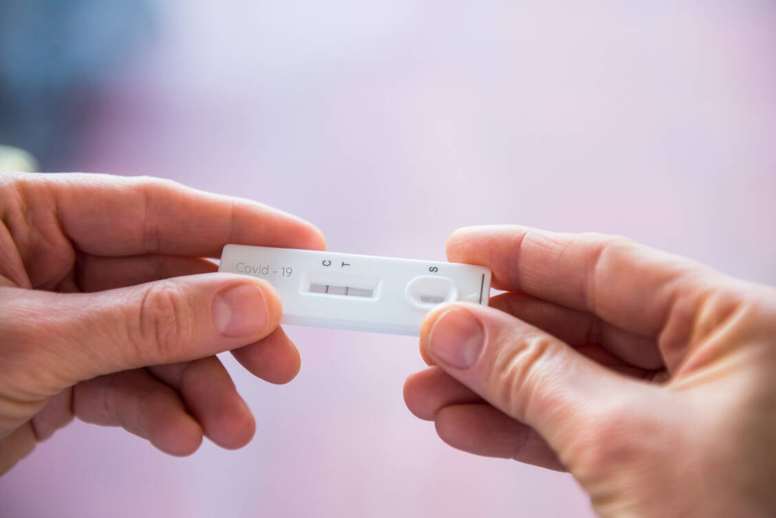 Fällt ein abgelaufener Test positiv aus, kann es sich um ein korrektes Ergebnis handeln. Umgekehrt ist ein negatives Ergebnis jenseits des Verfallsdatums nicht aussagekräftig. / © Adobe Stock/okrasiuk