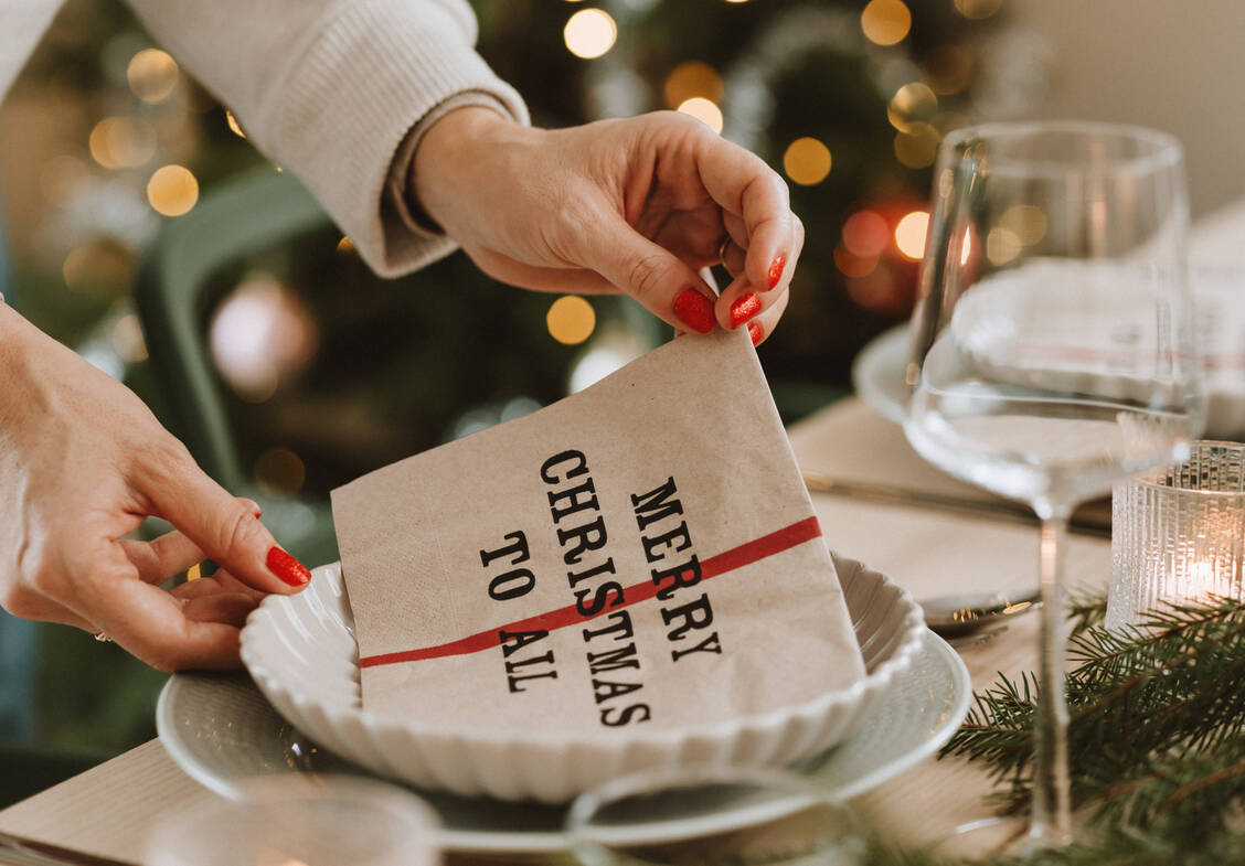 Gute Vorbereitung und Absprachen können den Stress um Weihnachten herum reduzieren. Die Gäste können zum Beispiel den Tisch decken oder den Nachtisch mitbringen. / © Getty Images/knape