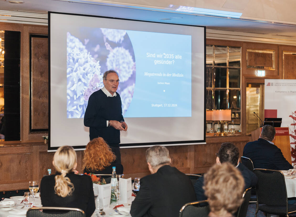 Professor Dr. Jochen Maas bei der Pharmazeutischen Tafelrunde der Landesapothekerkammer Baden-Württemberg  / © LAK BaWü/Elias Hoh
