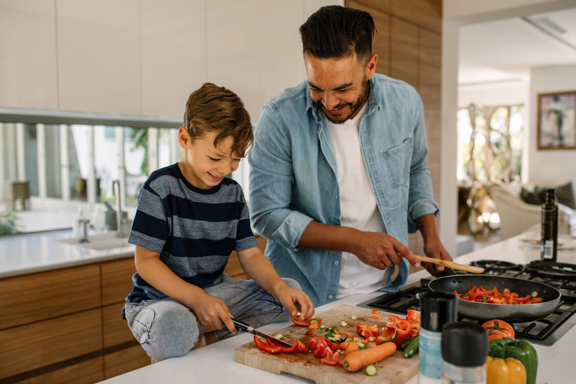 Schmeckt gut und kann Krankheiten vorbeugen: Eine antientzündliche Ernährung nützt auch Kindern. / © Adobe Stock/Jacob Lund
