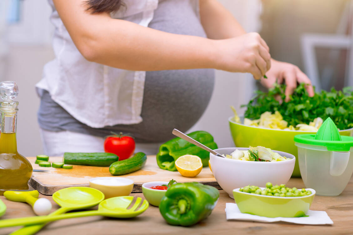 Eine abwechslungsreiche Ernährung während der Schwangerschaft ist nicht nur wichtig für die gesunde Entwicklung des Fetus. Auch hinsichtlich dessen, was das Kind später gerne isst, spielt die Ernährung in der Schwangerschaft eine Rolle. / © Adobe Stock/Anna Om