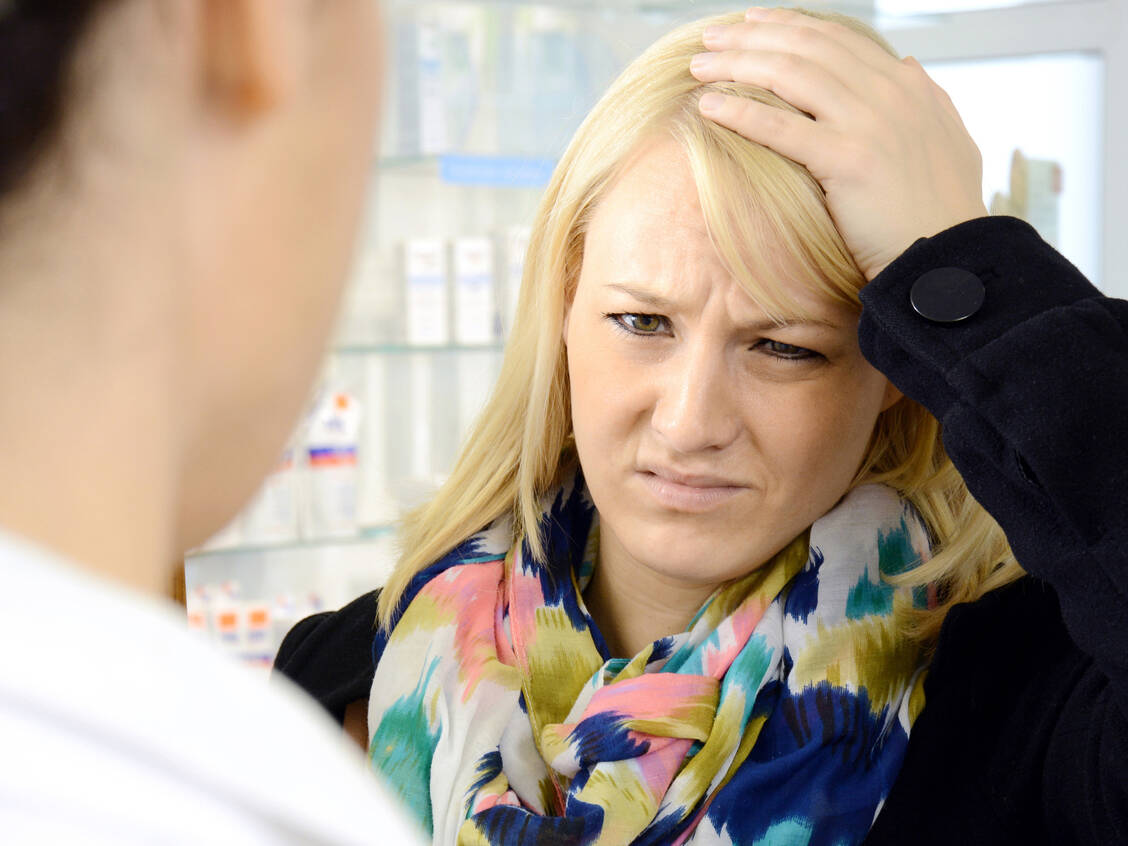 Sorgen, Anspannung, Nervosität: Mit geschickten Fragen kann das Apothekenteam abschätzen, ob die Patientin zum Arzt gehen muss. / © Adobe Stock/Dan Race