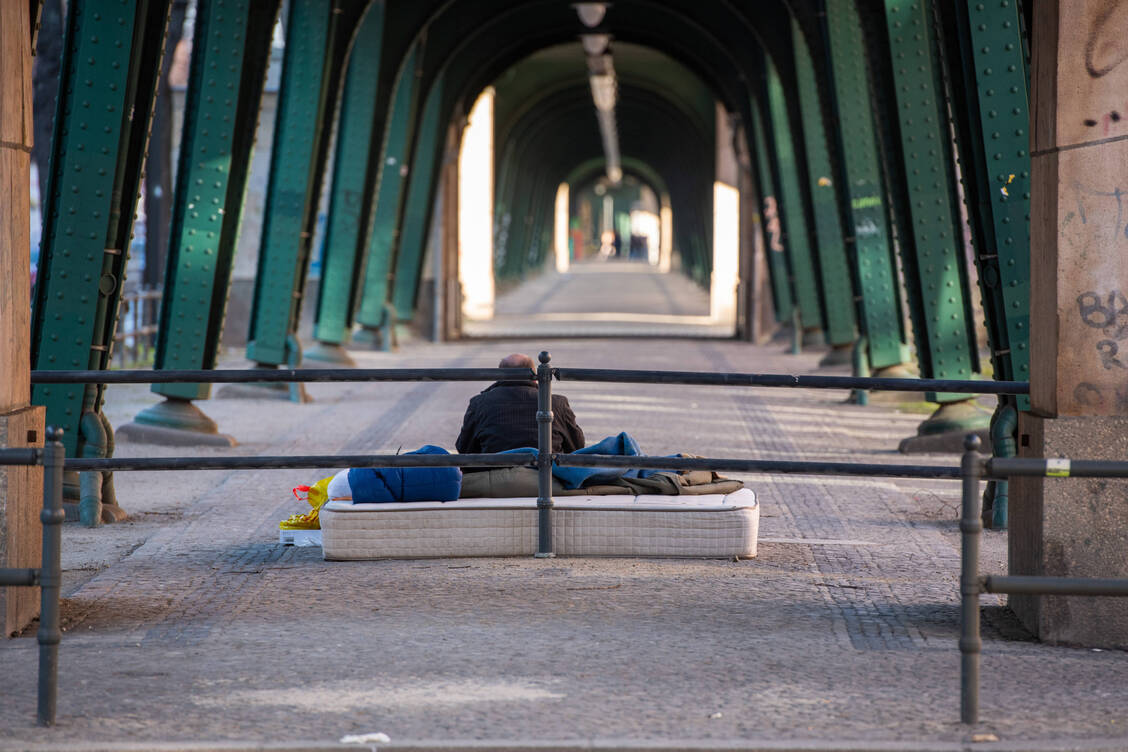 Obdachlos in Pandemiezeiten: Das Gesundheitsministerium will Wohnungslose künftig besser vor einer Ansteckung mit dem Coronavirus schützen.  / Foto: Imago images/Seeliger