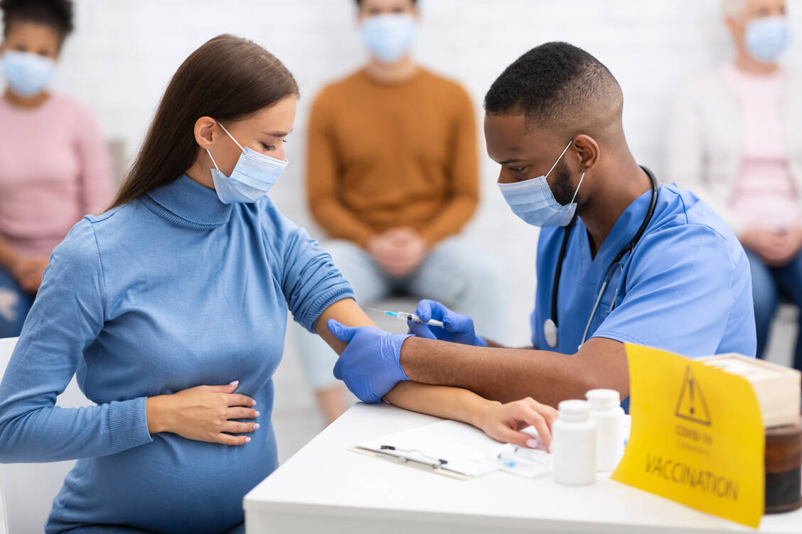 Schwangere können je nach Vorerkrankungen und Expositionsrisiko nach sorgfältiger und invididueller Nutzen-Risiko-Abwägung gegen Covid-19 geimpft werden. / Foto: Adobe Stock/Prostock-studio