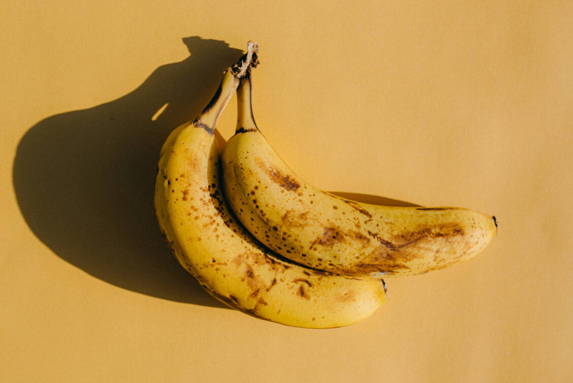Grüne Bananen enthalten keinen Alkohol. Reife Bananen bilden zwar Alkohol aus, jedoch nicht immer und nur geringe Mengen. Richtig überreife, braune Bananen sollte man besser nur noch zum Backen verwenden. / © Getty Images/Stefania Pelfini la Waziya