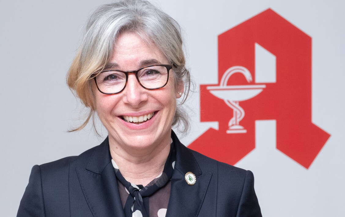 ABDA-Präsidentin Gabriele Regina Overwiening signalisiert, dass die Apotheken bereitstehen, um gegen Covid-19 zu impfen. Dafür sei aber eine saubere Rechtslage gefordert. / Foto: ABDA/Bolk